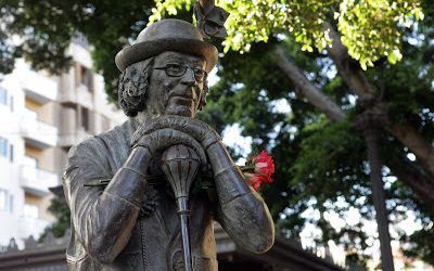 La estatua de Enrique González ya está en su querida Plaza del Príncipe