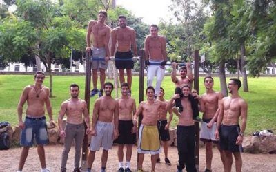 Un grupo de jóvenes deportistas pide un circuito de barras en el Parque La Granja