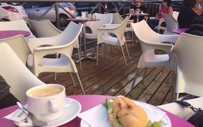 Desayuno sobre «parklet»