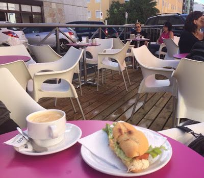 Desayuno sobre «parklet»