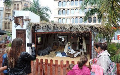 El Consistorio instala el tradicional Belén Canario de la Plaza de la Candelaria