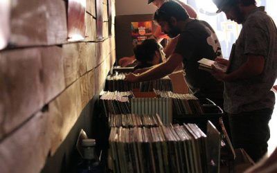 El Local celebra este sábado su sexto mercadillo de vinilos
