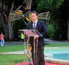 Mariano Gambín recrea un paseo de dos personajes de sus obras por Santa Cruz un 3 de mayo