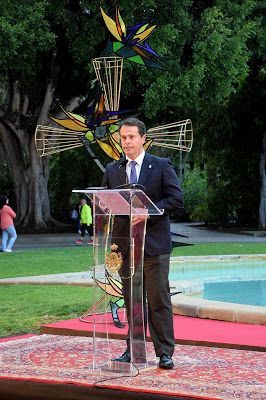 Mariano Gambín recrea un paseo de dos personajes de sus obras por Santa Cruz un 3 de mayo