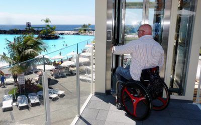 El Ayuntamiento instala un ascensor en la entrada del Parque Marítimo