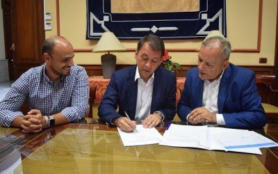 El Ayuntamiento acuerda con el Cabildo potenciar las zonas comerciales abiertas