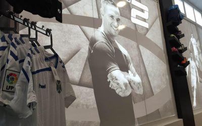 Suso Santana organiza un concurso infantil de toques de balón en su tienda