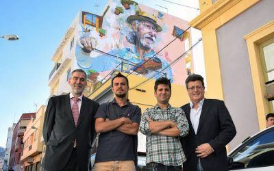 El proyecto ‘Sumérgete en Santa Cruz’ pinta un mural de la calle Santiago