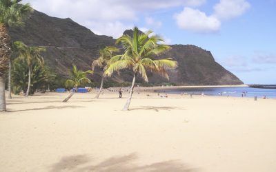 Una contaminación bacteriana motiva el cierre de un tramo de la playa de Las Teresitas
