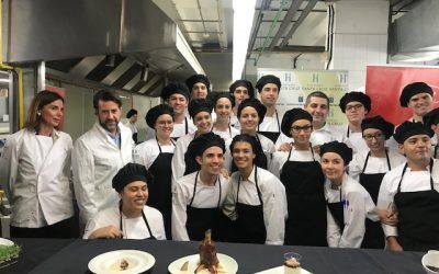 El chef Erlantz Gorostiza y los alumnos del Hotel Escuela Santa Cruz presentan el menú solidario de Navidad