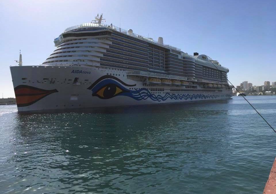 El puerto de Tenerife recibe al crucero ecológico AIDAnova en su viaje inaugural