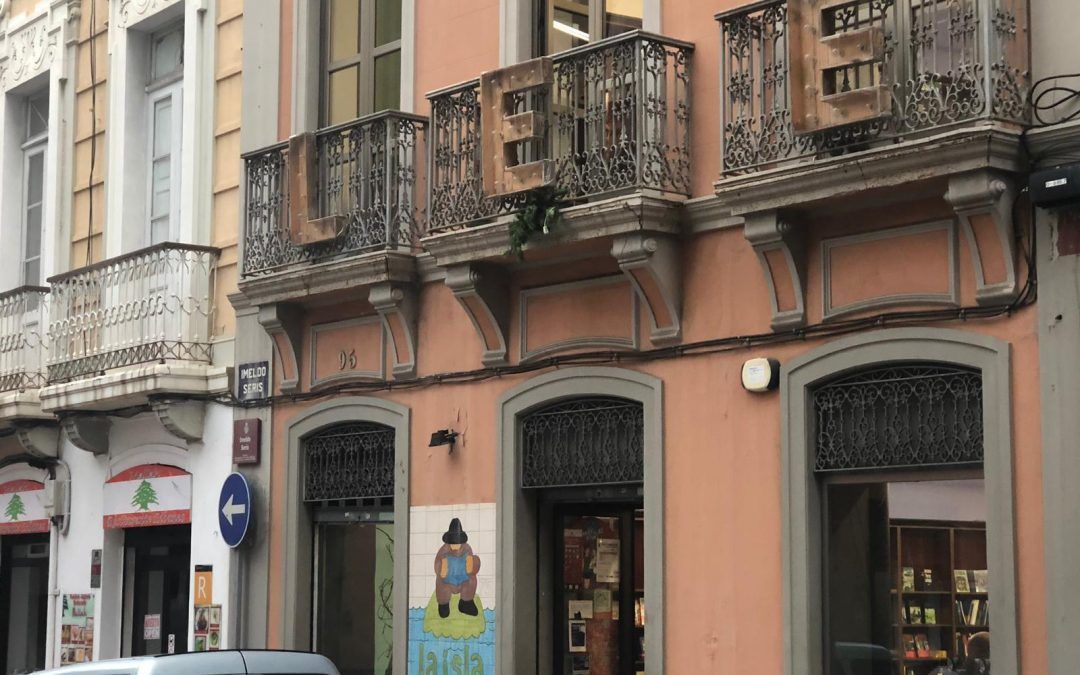 La librería La Isla se despide con un mensaje que invita a reflexionar
