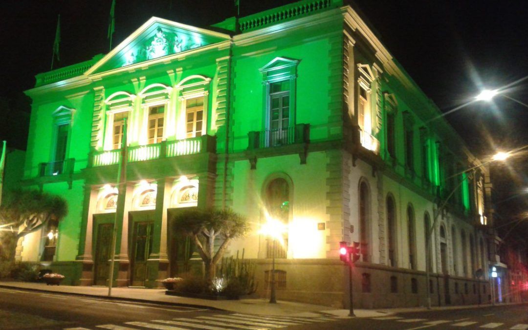 El Ayuntamiento se ilumina de verde con motivo del Día Mundial del Cáncer