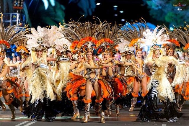 El concurso de comparsas Ritmo y Armonía llenará de color este sábado la Avenida Anaga