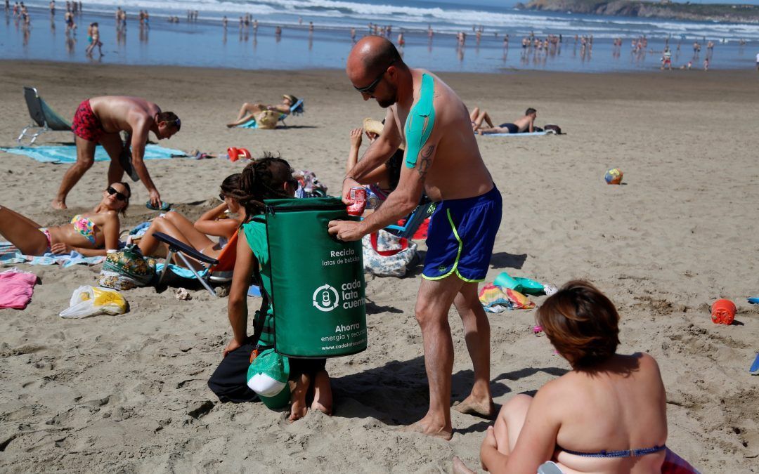 Las Teresitas acoge estos días una campaña piloto de sensibilización sobre reciclaje