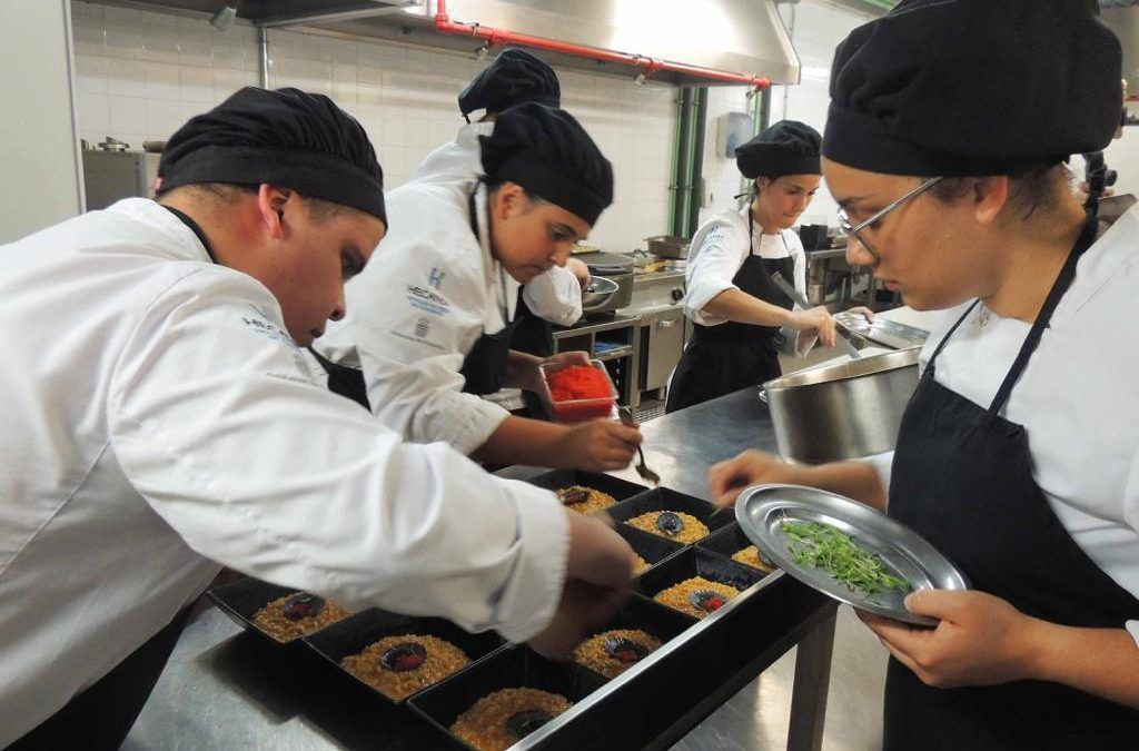 La Consejería de Turismo, Industria y Comercio pondrá en marcha a través de Hecansa un pionero programa formativo