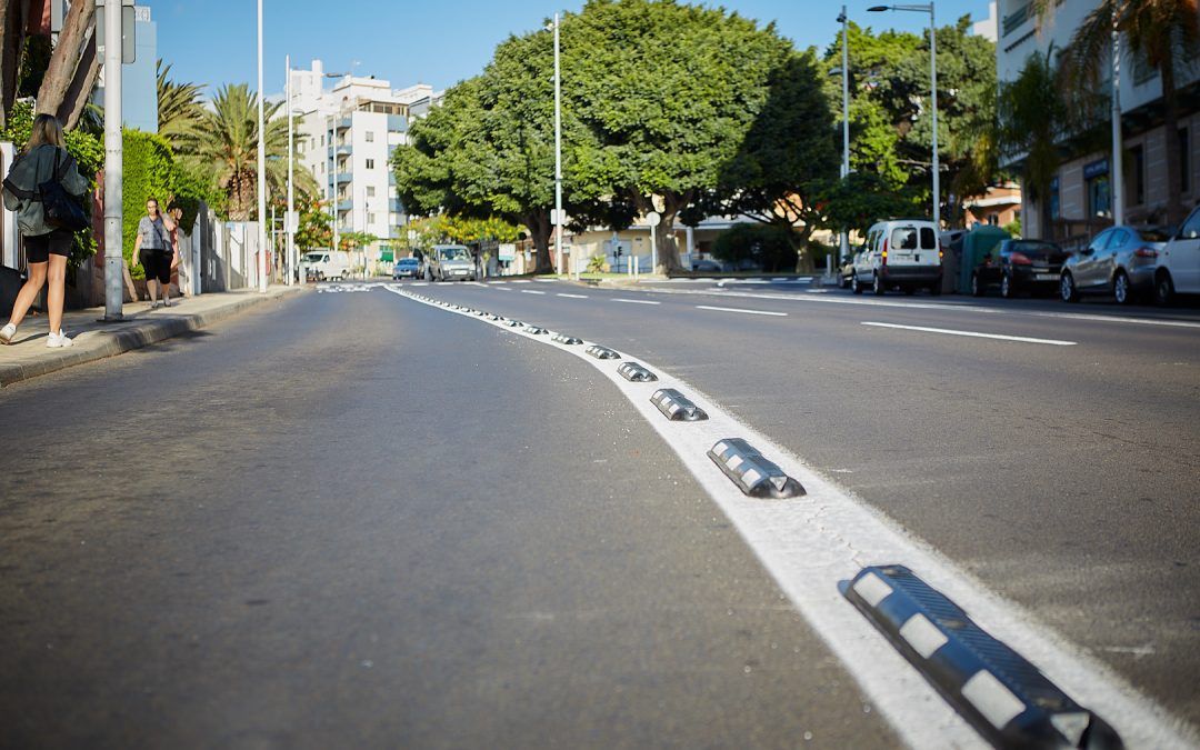 El Ayuntamiento instala elementos disuasorios en el carril guagua-taxi de las avenidas Bélgica y San Sebastián