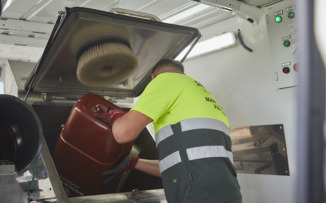 Los servicios de limpieza estrenan vehículos limpiapapeleras