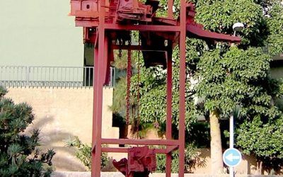 El Ayuntamiento de Santa Cruz inicia los trabajos de restauración de la escultura ‘Reloj de la muerte’, de José Abad