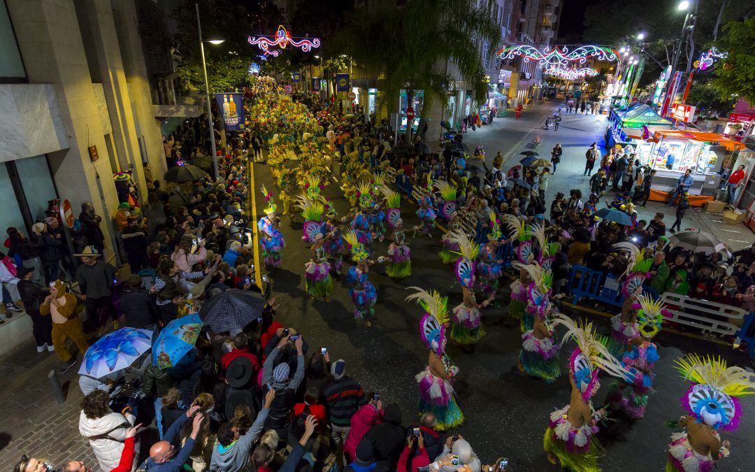 Santa Cruz de Tenerife se llena este viernes de purpurina con la cabalgata anunciadora del carnaval de la calle