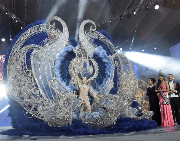 Sara Cruz Teja, Reina del Carnaval de  ‘Los coquetos años 50’ con la fantasía ‘Sentir’ de Sedomir Rodríguez