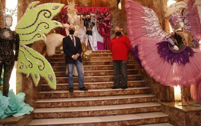 Exposición de fantasías de Carnaval de Miguel Ángel Castilla en el Círculo de Amistad XII de Enero