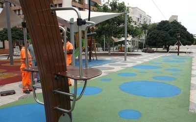 Una gran tirolina, nuevo atractivo de ocio en la plaza de Residencial Anaga